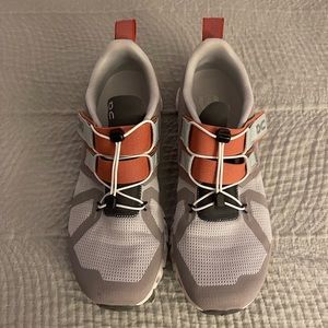 On Cloud sneakers. Women’s Size 8.